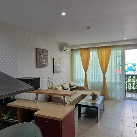 Apartment 3 Bedroom In Sunny Miramar Palaz Slantschew brjag