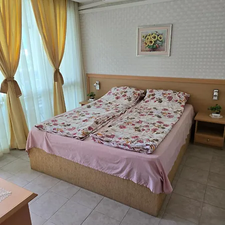 3 Bedroom In Sunny Miramar Palaz Apartment Slantschew brjag