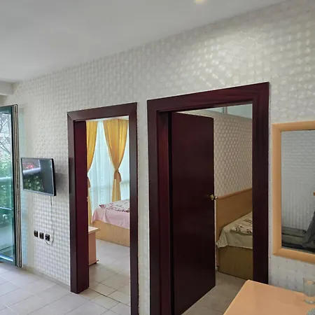 Apartment 3 Bedroom In Sunny Miramar Palaz *