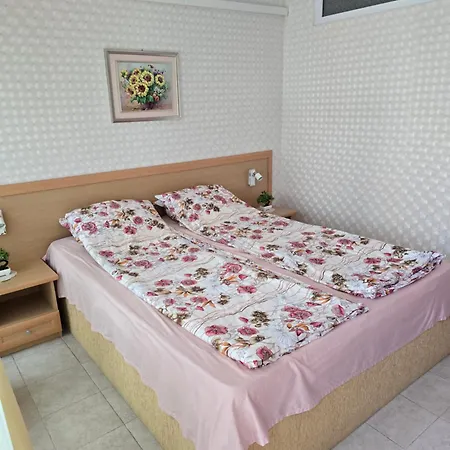 3 Bedroom In Sunny Miramar Palaz Apartment Slantschew brjag